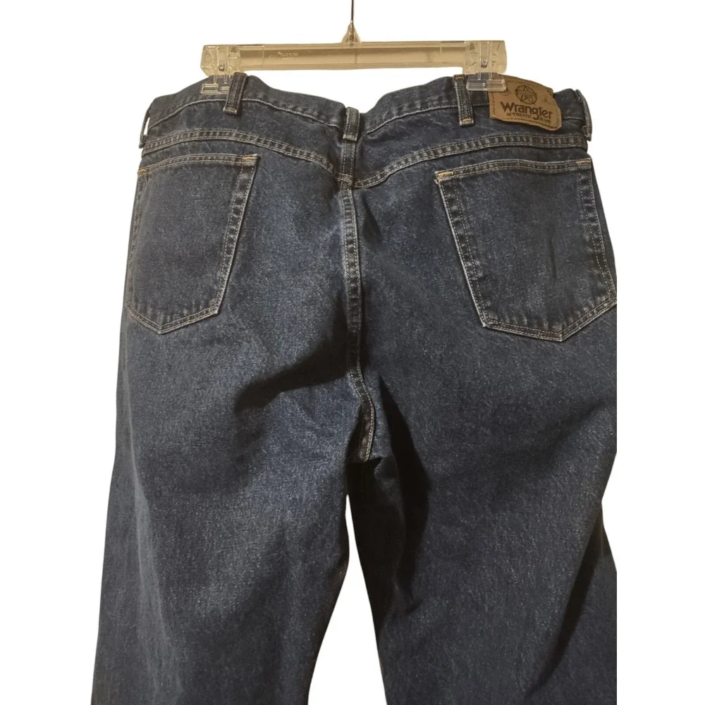 Wrangler Jeans Men's Size 42x30‎ Blue Straight Leg Denim Dark Wash 5 Pocket
